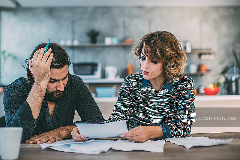 情侣面临税务问题图片素材