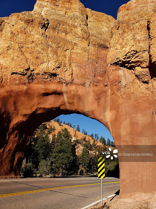 通往布莱斯峡谷国家公园的12号公路隧道，位于犹他州迪克西国家森林的砂岩景观图片素材