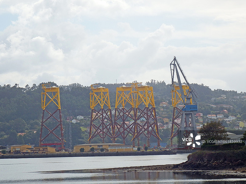 船厂建造的金属结构“导管架”图片素材