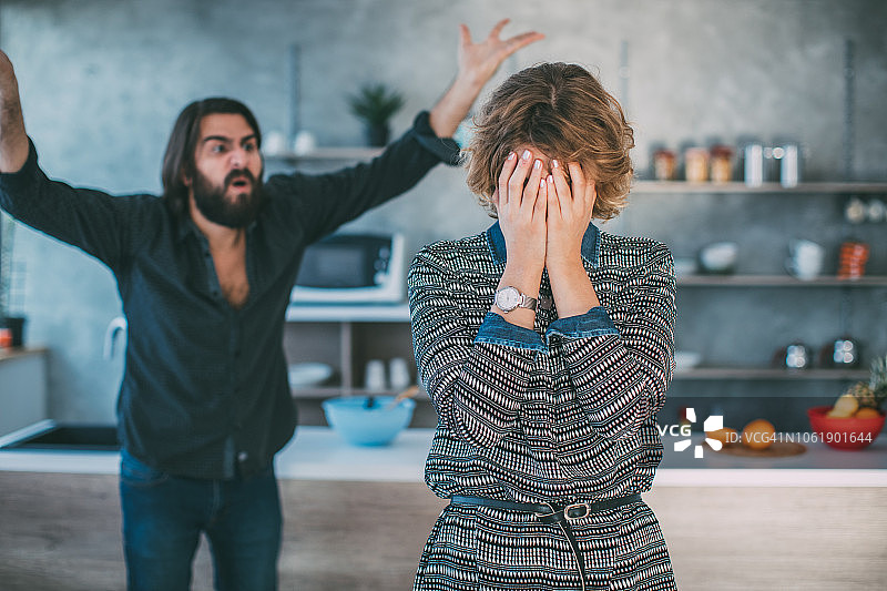丈夫对妻子生气图片素材