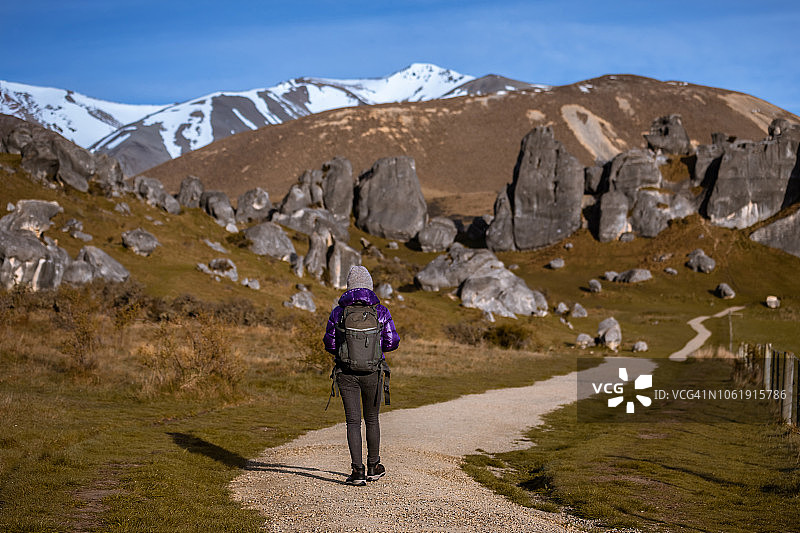 在城堡山上徒步旅行图片素材