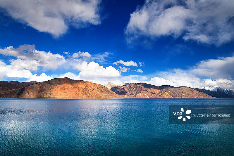 蓝天下的班公湖。图片素材