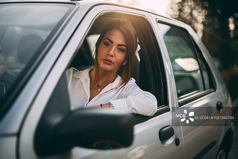 晴朗的一天，女商人开车去上班图片素材