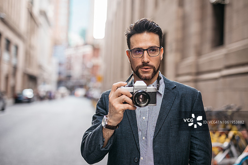 街上的英俊摄影师图片素材