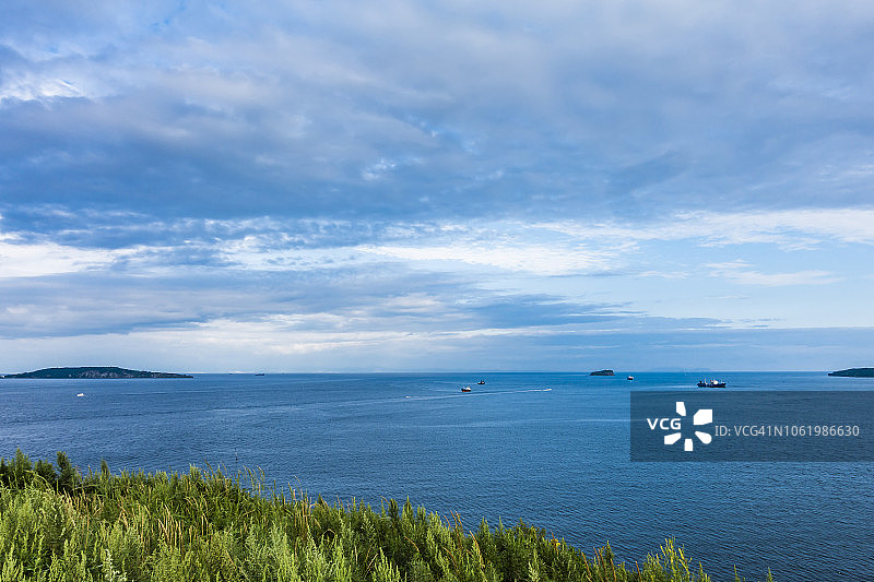 日落时分的海与船，符拉迪沃斯托克，滨海边疆区，俄罗斯图片素材