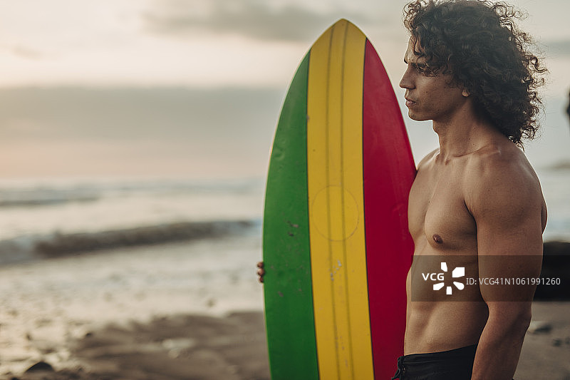 拿着冲浪板的英俊男人图片素材