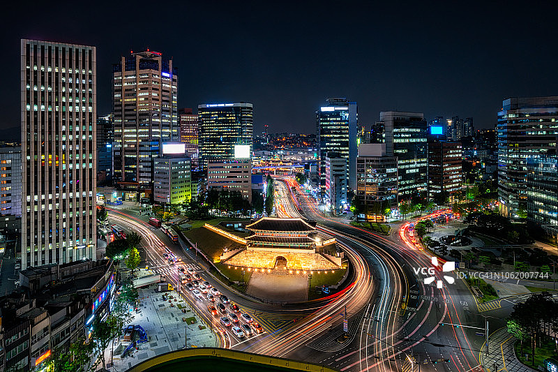 韩国首尔南大门夜景车轨光迹图片素材