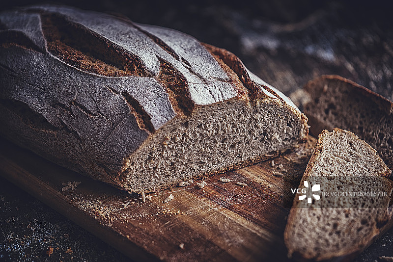 新鲜的褐色面包图片素材
