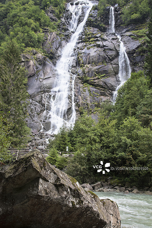 纳尔迪斯瀑布和纳尔迪斯河图片素材