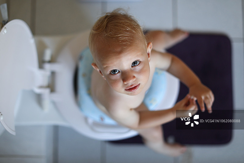 男婴学习使用马桶图片素材