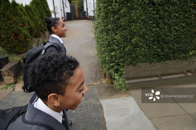 男孩和女孩放学回家的高角度抓拍图片素材