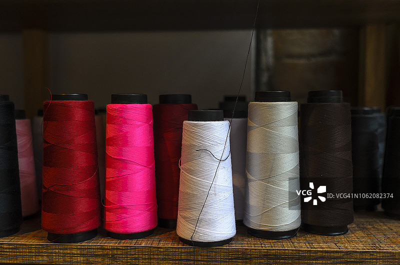 货架上的几个彩色线轴图片素材