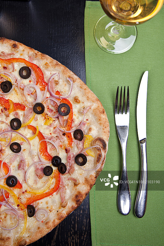 美味披萨搭配白葡萄酒图片素材