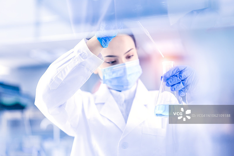 在实验室工作的年轻女科学家图片素材