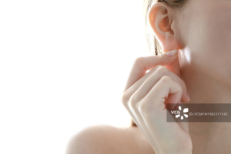 女人触摸耳朵特写图片素材