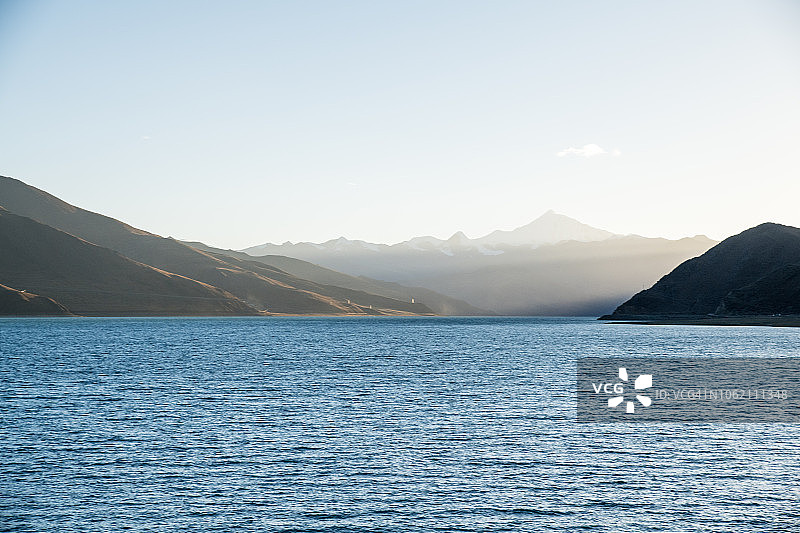 中国西藏羊卓雍错湖的晴朗一天图片素材