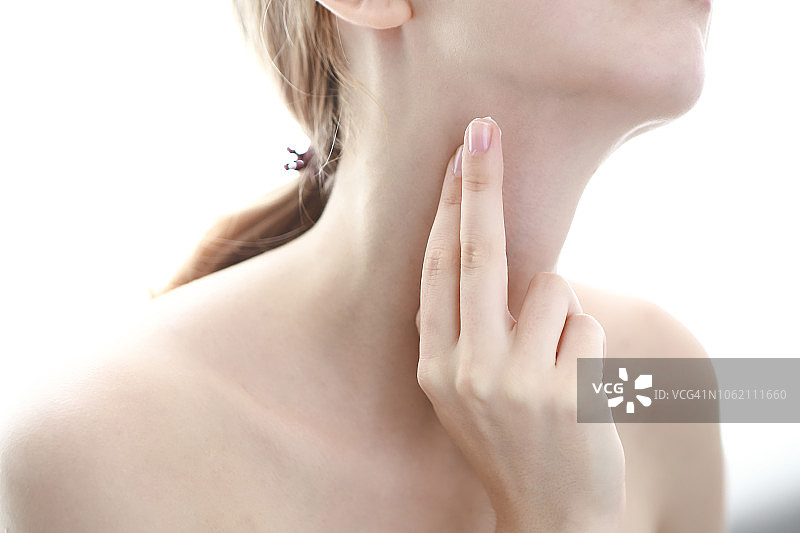 女人在颈部涂抹乳霜图片素材