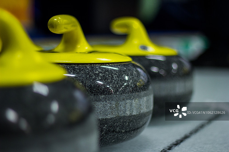 冰上的冰壶石图片素材