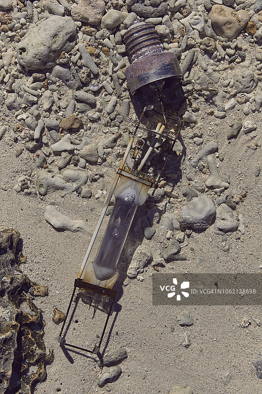 冲到热带岛屿上的塑料垃圾图片素材