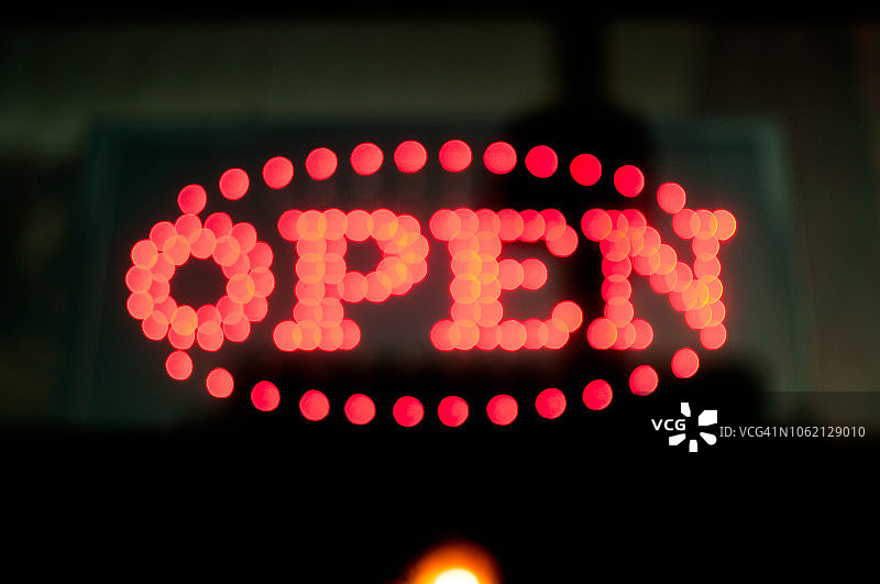 夜晚的霓虹灯打开标志图片素材