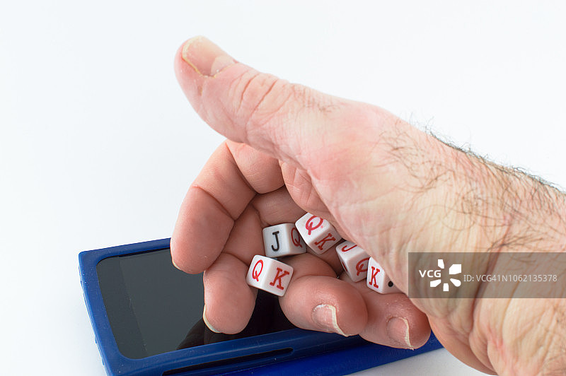 越来越多的人用手机玩扑克骰子图片素材