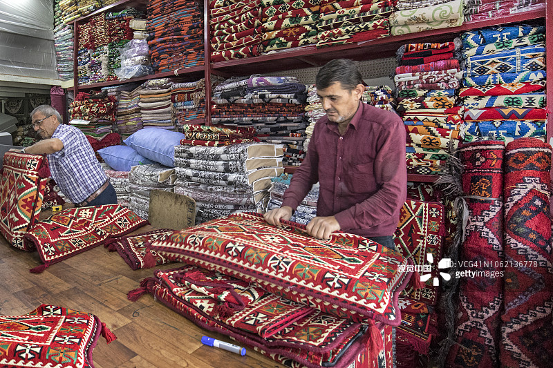 基利姆地毯和枕头店，加济安泰普铜集市，土耳其东南部图片素材