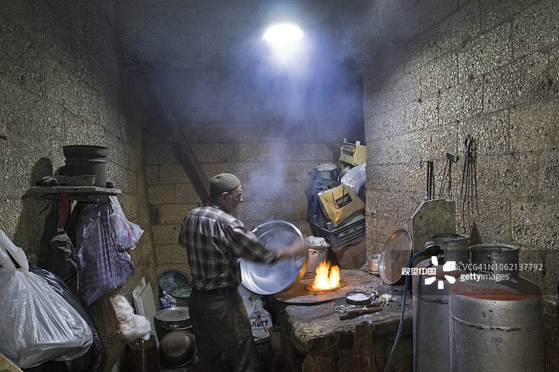 在土耳其加济安泰的铜匠巴扎工作的锡匠图片素材