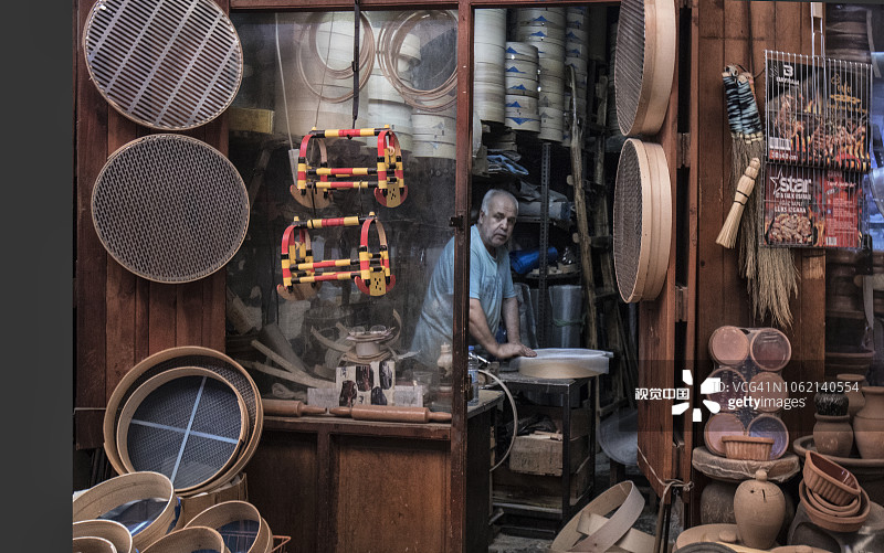 土耳其东南部加济安泰普铜市集上的滤网工匠图片素材