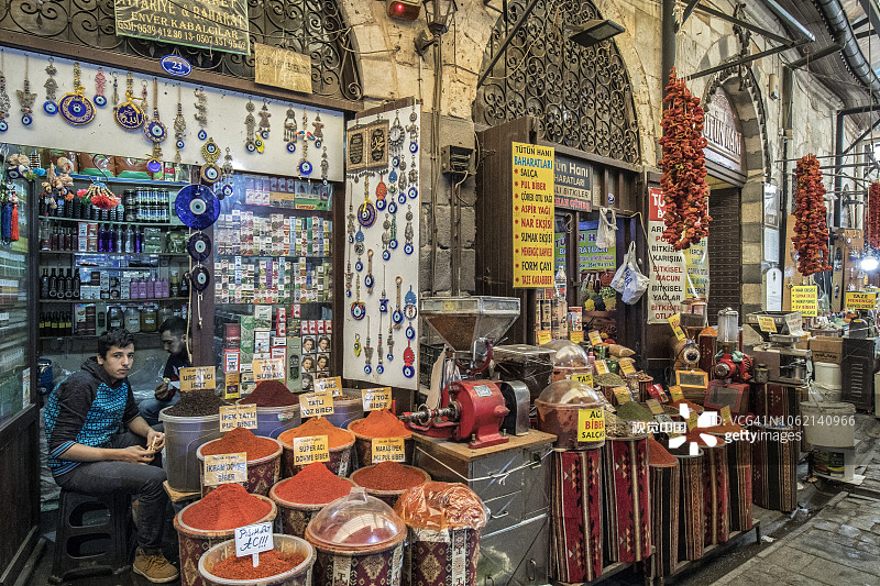 土耳其加济安泰普的铜匠巴扎和香料店图片素材