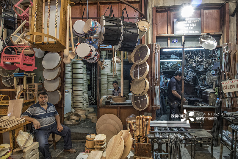 加济安泰普铜市集里的两家商店，一家卖木制物件和筛子，另一家卖锁链和挂钩图片素材