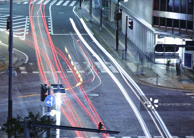 夜晚车头灯的光线轨迹图片素材