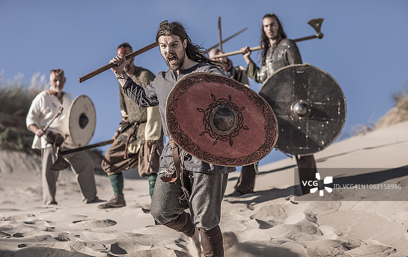 海滩上的维京勇士图片素材