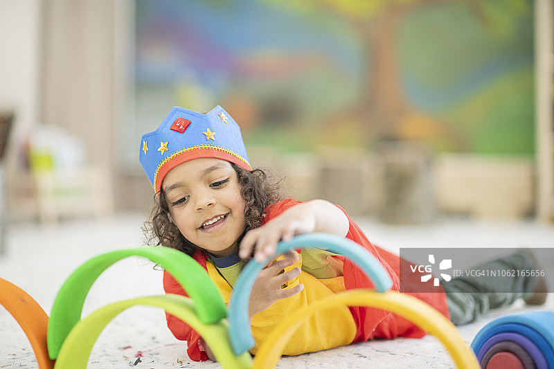 华德福小学生玩彩虹环图片素材