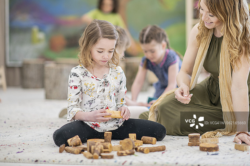 小学生和老师一起搭建木制结构图片素材