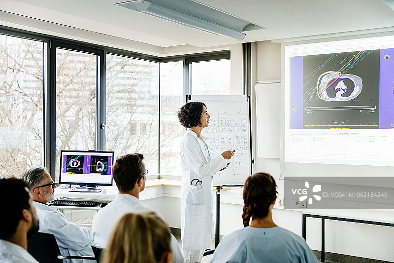医生在教学研讨会上查看数据图片素材