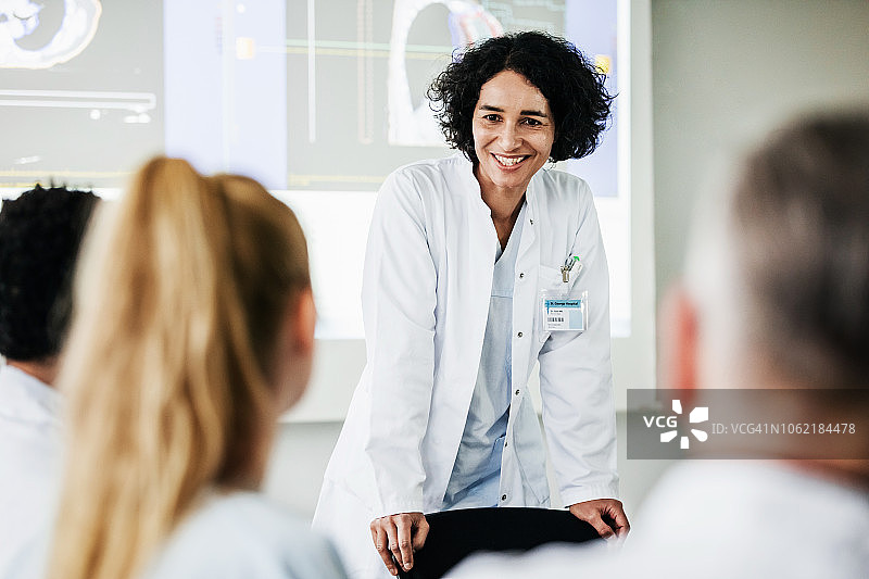 医院的医疗注册员教导学生图片素材