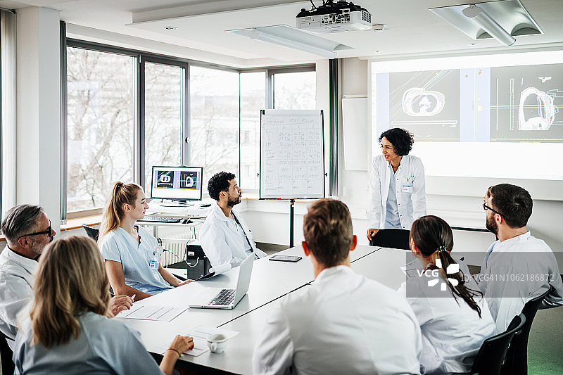 一群医生在听报告图片素材