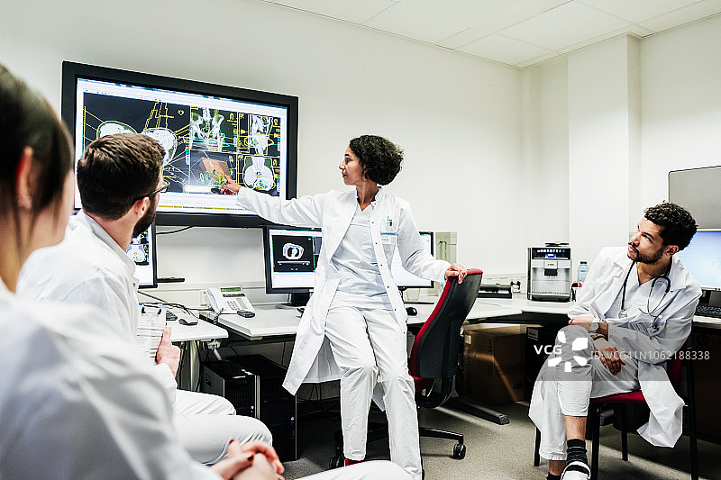 医生审查患者护理计划图片素材