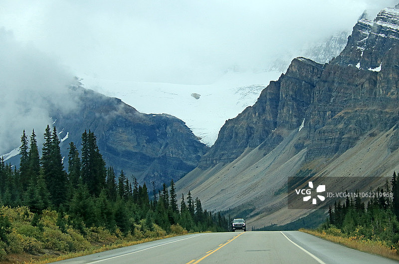 阴天时在冰原大道上驾车观赏弓冰川图片素材