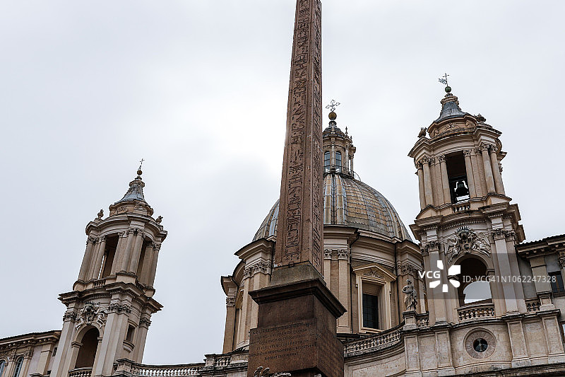 意大利罗马纳沃纳广场的圣阿涅塞·伊纳戈内教堂和菲乌米喷泉图片素材