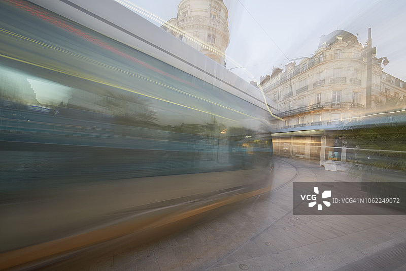 城市中行驶的有轨电车的模糊影像图片素材