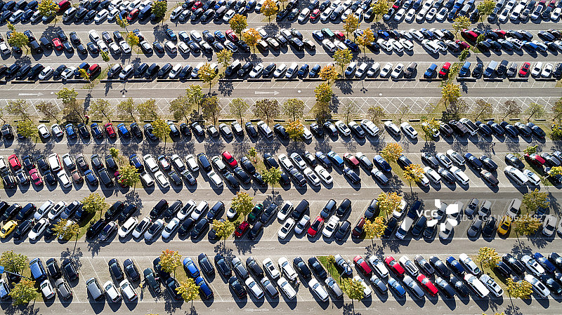 停满汽车的停车场（航拍视角）图片素材