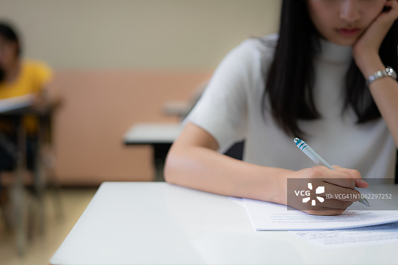 学生在教室里参加考试图片素材