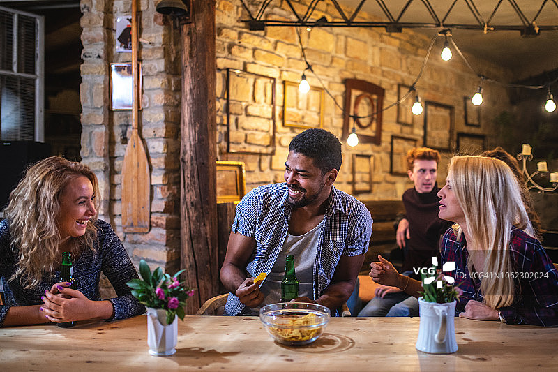 晚上共度美好时光的朋友们图片素材