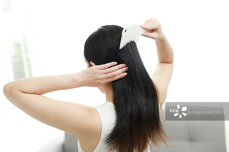 梳着长发的女子背影图片素材