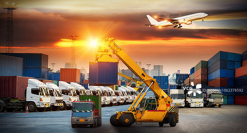 工业集装箱货船，叉车装卸集装箱，物流进出口运输行业概念背景图片素材