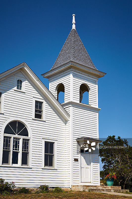 带钟楼的白色教堂图片素材