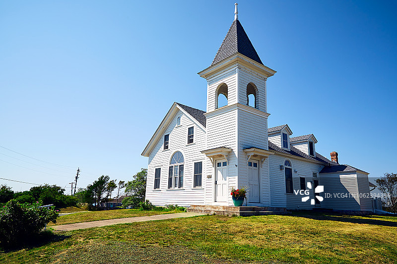 带有钟楼的白色教堂图片素材