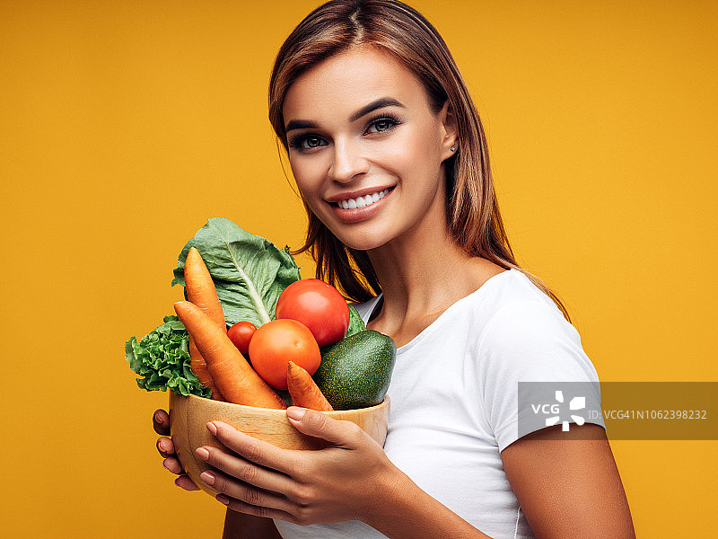 快乐的女孩和满满一碗健康食物图片素材