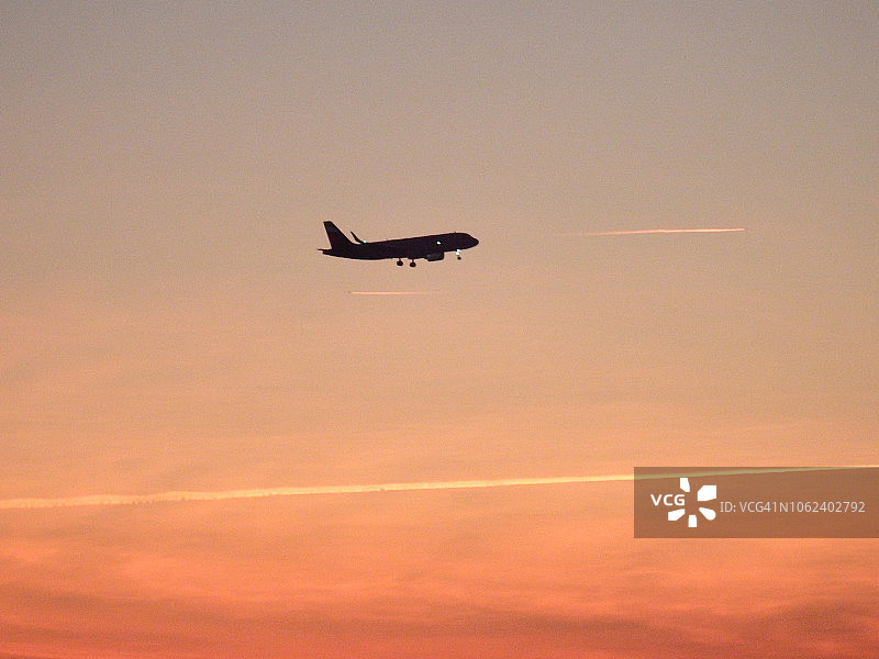 在日出时分，商业飞机进行机场进场操作图片素材